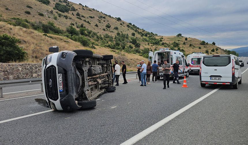 Erzincan'da Yolcu Minibüsü Devrildi: 6'sı Çocuk 15 Kişi Yaralandı