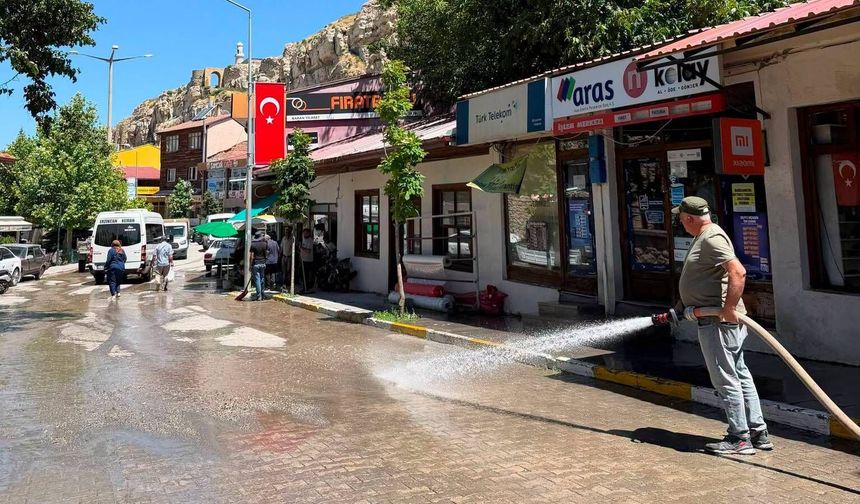 Kemah'ta İtfaiye Ekiplerinden Yol Temizliği Seferberliği