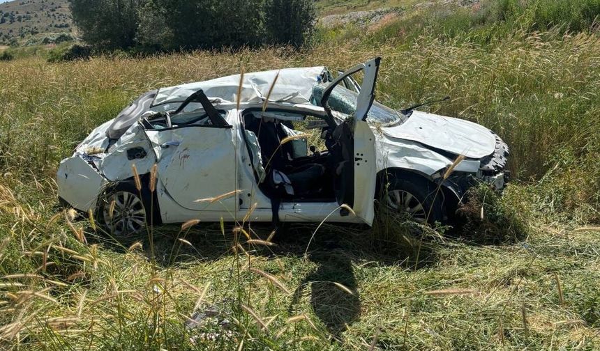 Refahiye’de Otomobil Tarlaya Devrildi: 1 Ölü, 1 Yaralı