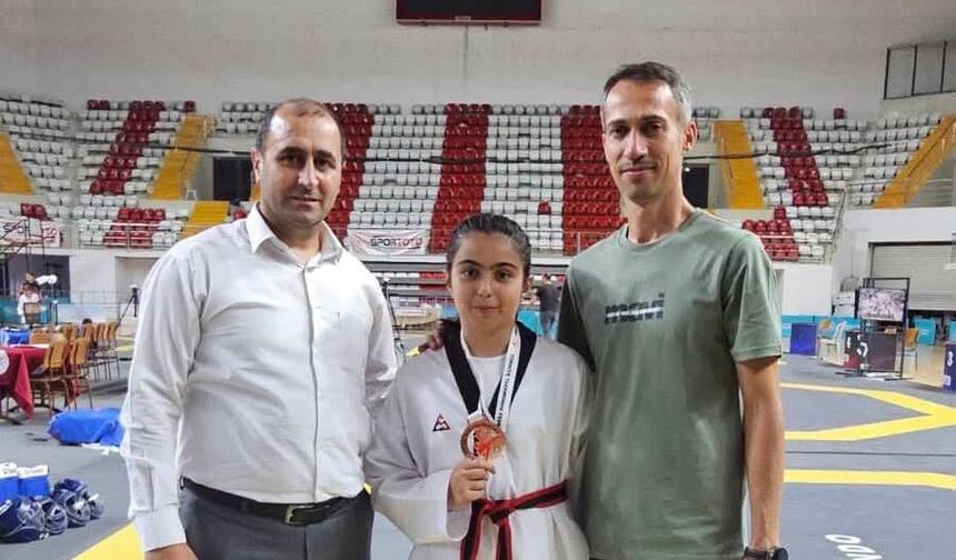 Erzincanlı Minik Tekvandocu Zehra Ecrin Biçer'den Bölge Üçüncülüğü