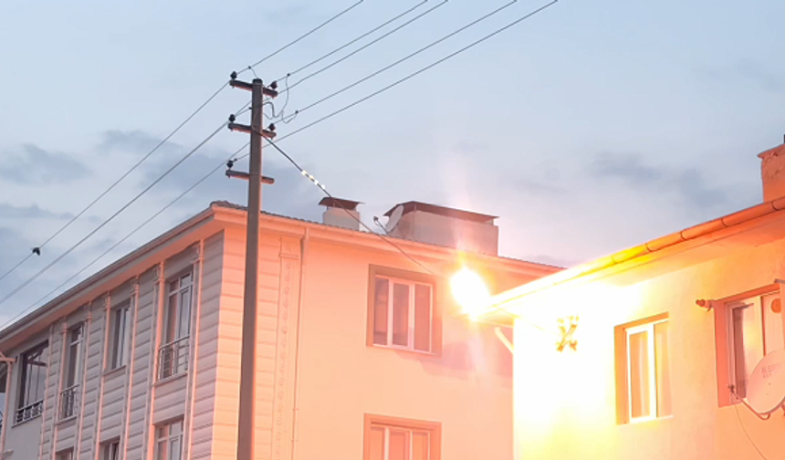 Erzincan’da Elektrik Kablolarında Patlama ve Yangın Paniği (VİDEO)