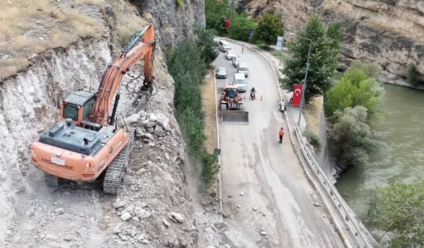 Kemah'ta Ulaşımı Rahatlatacak Yol Genişletme Çalışmaları Başlatıldı