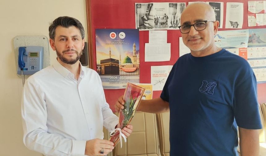 Üzümlü Müftüsü Mevlit Kandili Sebebiyle Gül Dağıttı
