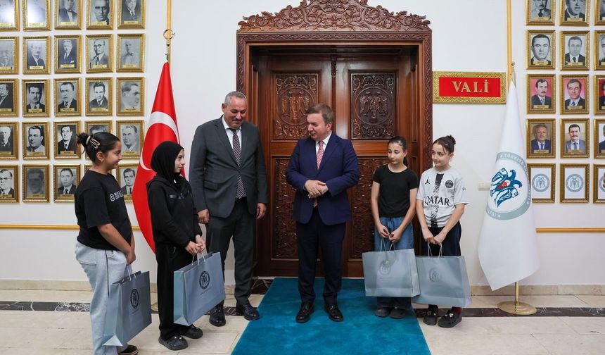 Vali Aydoğdu’dan Başarılı Karatecilere Sürpriz Hediye
