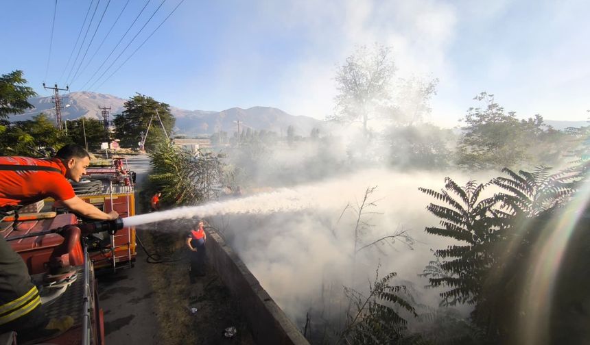 Erzincan'da boş arsadaki yangın evlere sıçramadan söndürüldü