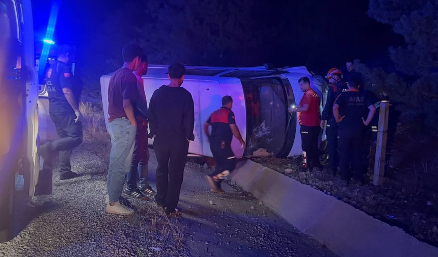 Erzincan’da Bal Yüklü Kamyonet Devrildi: 3 Kişi Yaralandı (VİDEO)