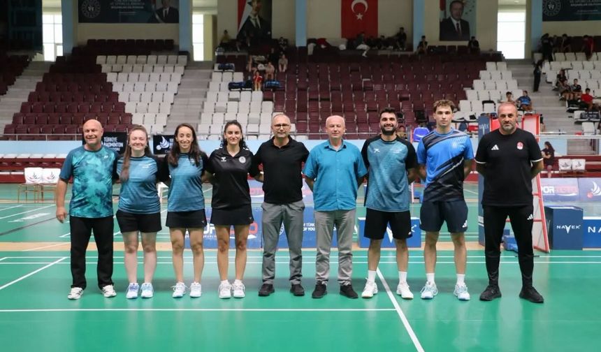 Erzincanlı milli sporculara federasyondan raket