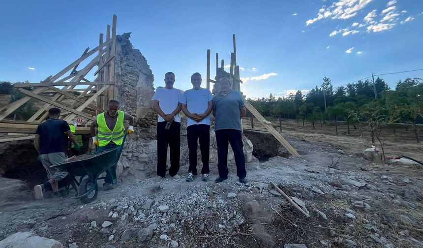 Kemah’ta Sultanmelik Türbesi için restorasyon başladı