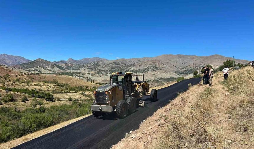 Kemah'ta köy yollarında asfalt çalışması sürüyor