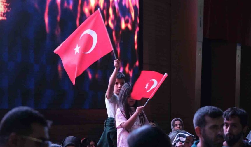 Mustafa Yıldızdoğan Erzincan'da sahne aldı