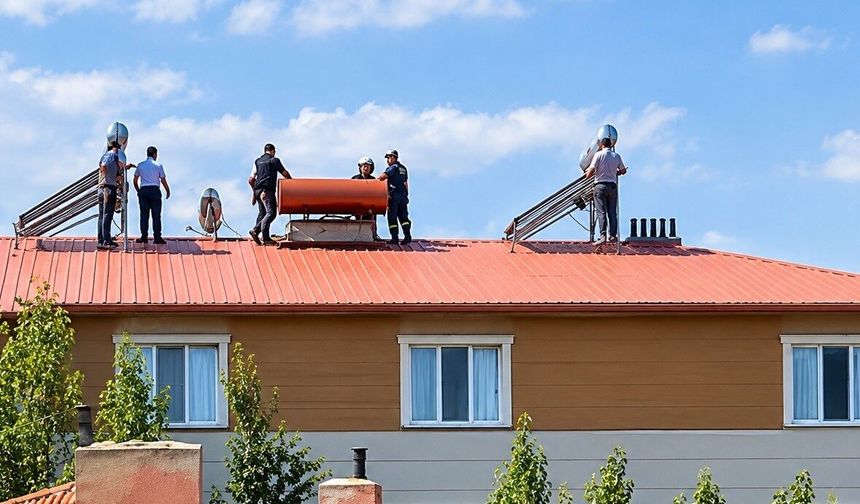 Tercan'da çatıya çıkan kişi ekiplerce ikna edilerek indirildi
