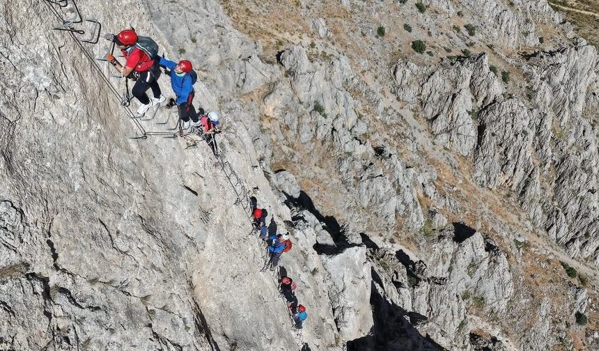 Türkiye'de tek Kemaliye'de bulunan 'Via Ferrata' parkuru adrenalin tutkunlarının rotası oldu