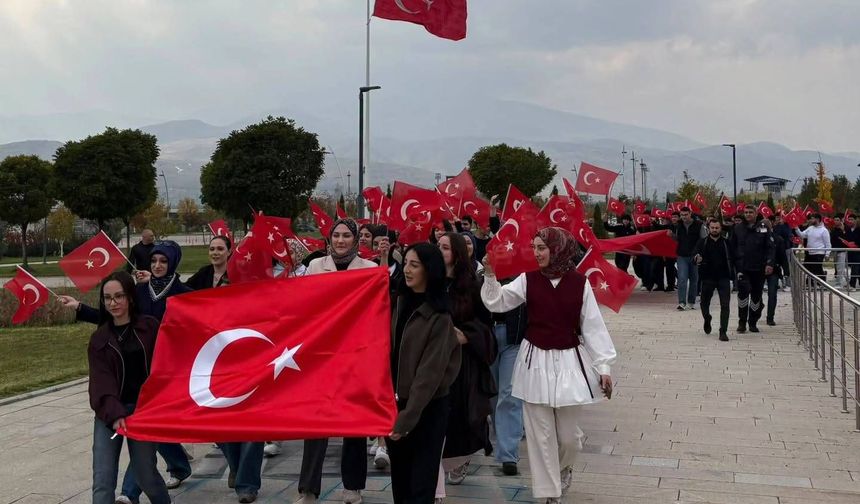 Erzincan’da Cumhuriyet’in 103. Yılına Türk Bayraklı Yürüyüş