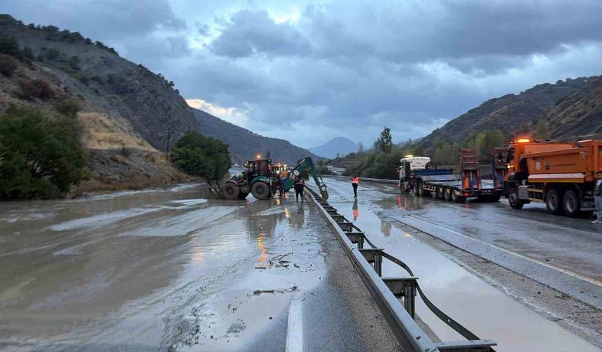 Trafik tek şeritten veriliyor