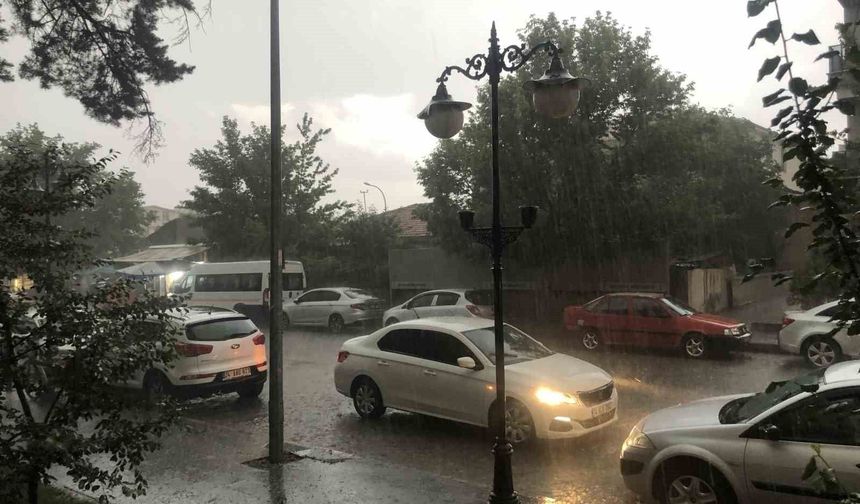 Erzincan'da fındık büyüklüğünde dolu yağdı