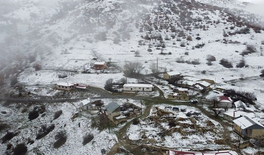 Erzincan'da hava soğudu, zirvelere kar yağdı
