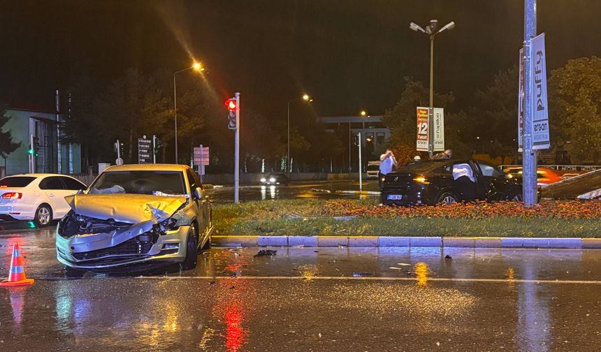 Erzincan’da İki Araç Çarpıştı: 3 Yaralı (VİDEO)
