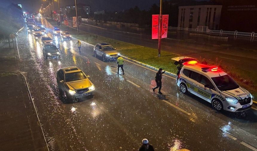 Erzincan'da sağanak yağış kazayı beraberinde getirdi: 5 araç çarpıştı