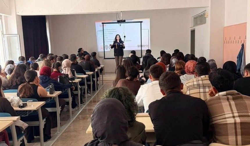 Erzincan'da SİBERAY Projesi Kapsamında Öğrenci ve Öğretmenlere Siber Güvenlik Eğitimi Verildi