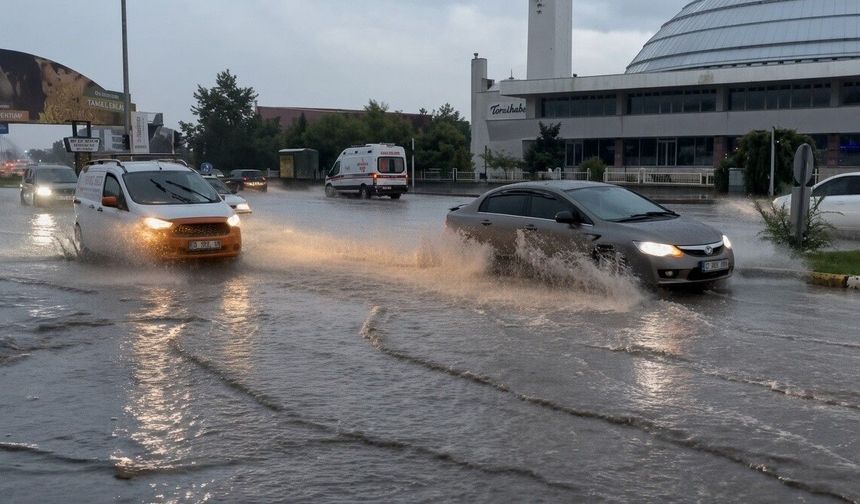 Erzincan - Erzurum karayolunda sel nedeniyle ulaşım aksadı