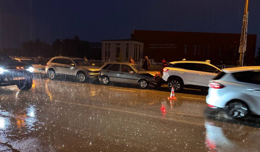 Erzincan’da 5 Araç Birbirine Girdi (VİDEO)