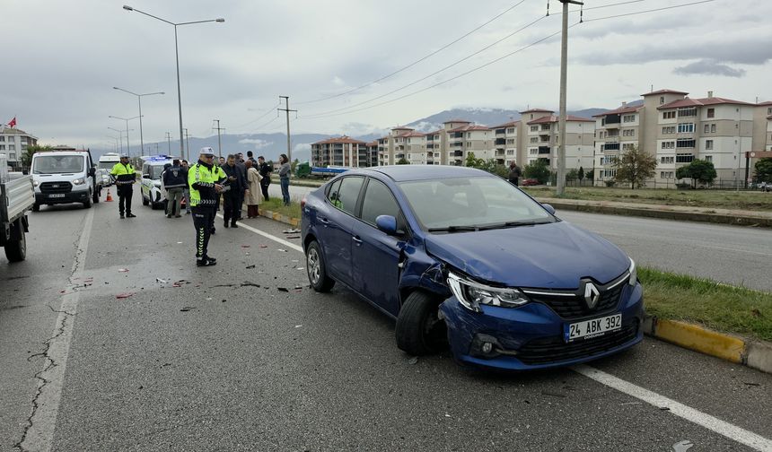 Erzincan’da 4 Araç Birbirine Girdi: 1 Yaralı (VİDEO)