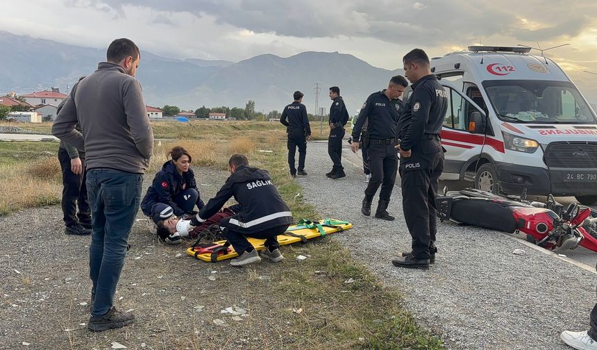 Erzincan’da motosiklet kazası ucuz atlatıldı (VİDEO)
