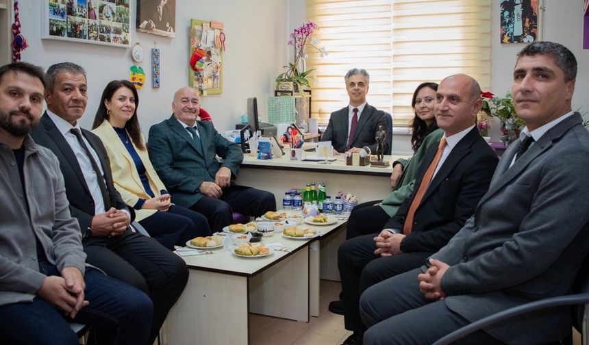Rektör Kuyrukluyıldız'dan Üç Yeni Doçente Hayırlı Olsun Ziyareti