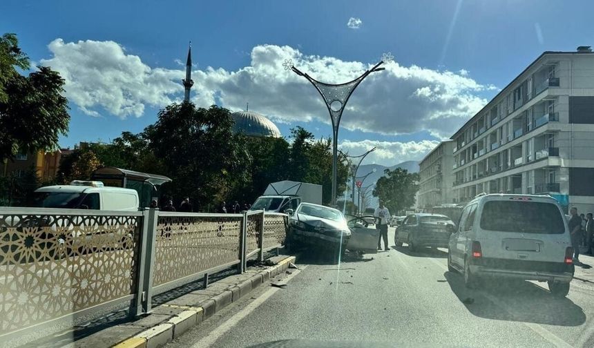 Kontrolden Çıkan Otomobil Orta Refüje Çarptı