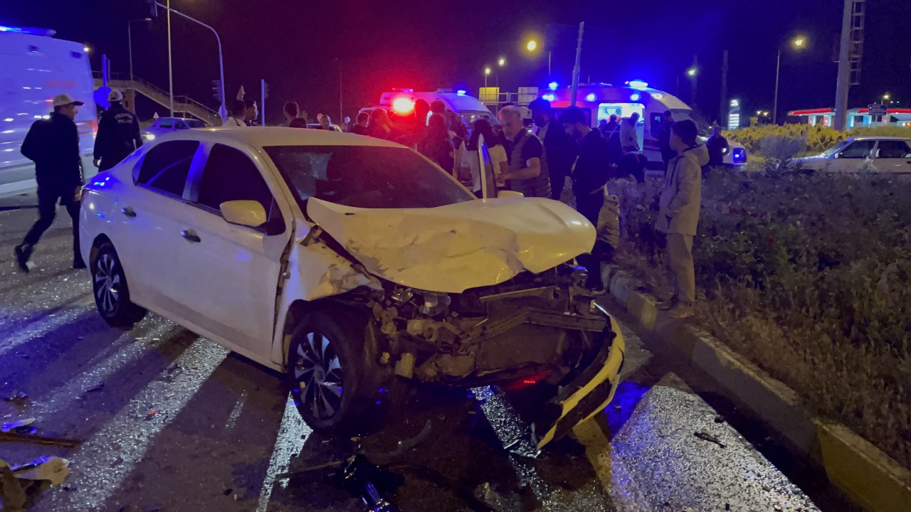 Erzincan'da iki otomobilin çarpışması sonucu 7 kişi yaralandı (3)_1280x720
