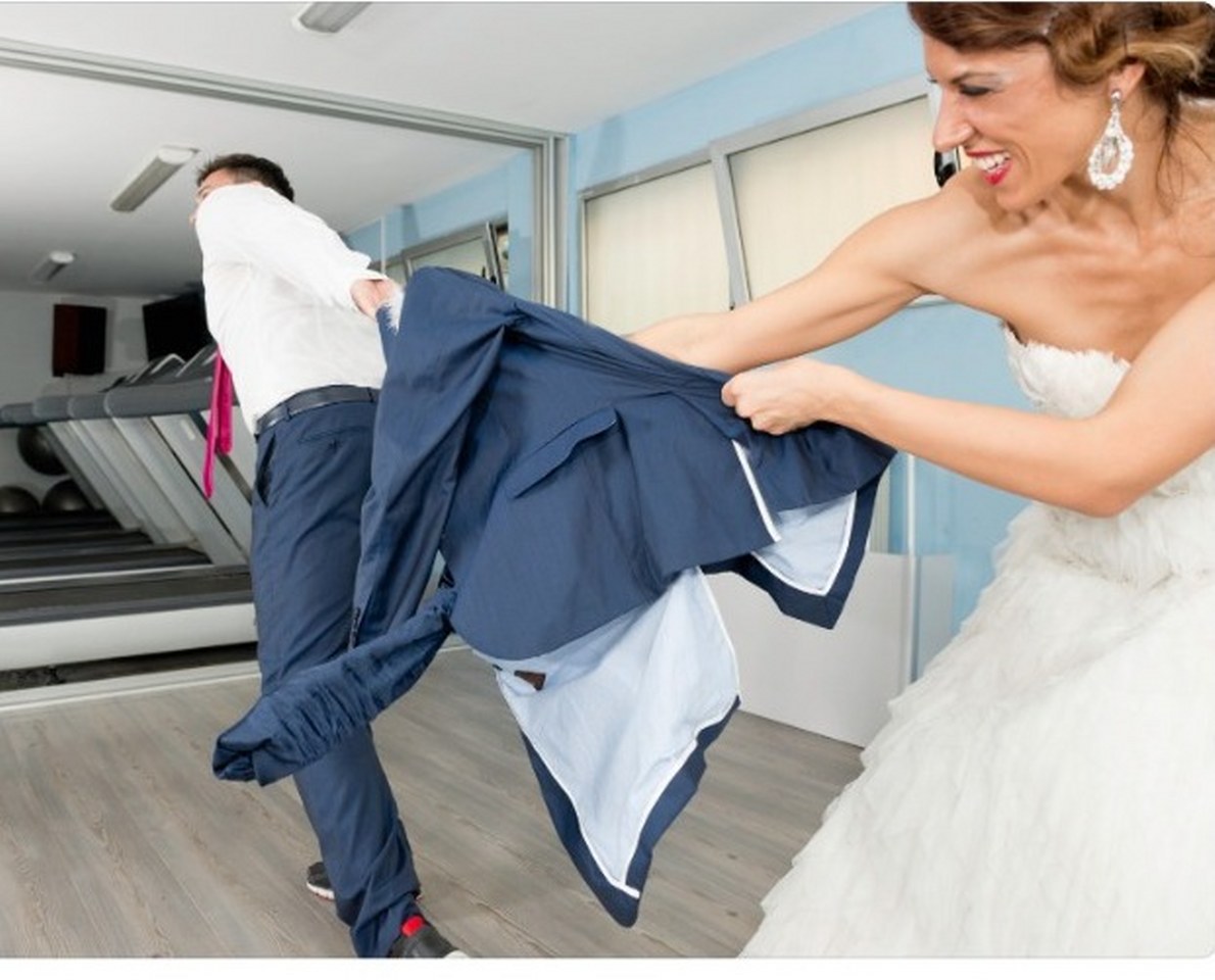 Помог сбежать от жениха и получил. Невеста в загсе. Жених убегает. Невеста плачет на свадьбе. Смешные свадебные фотосессии в загсе.