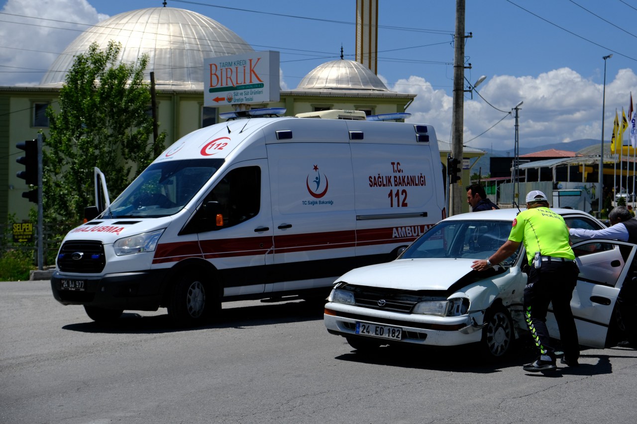 Erzincan’da iki ayrı trafik kazasında 6 kişi yaralandı1_1280x853