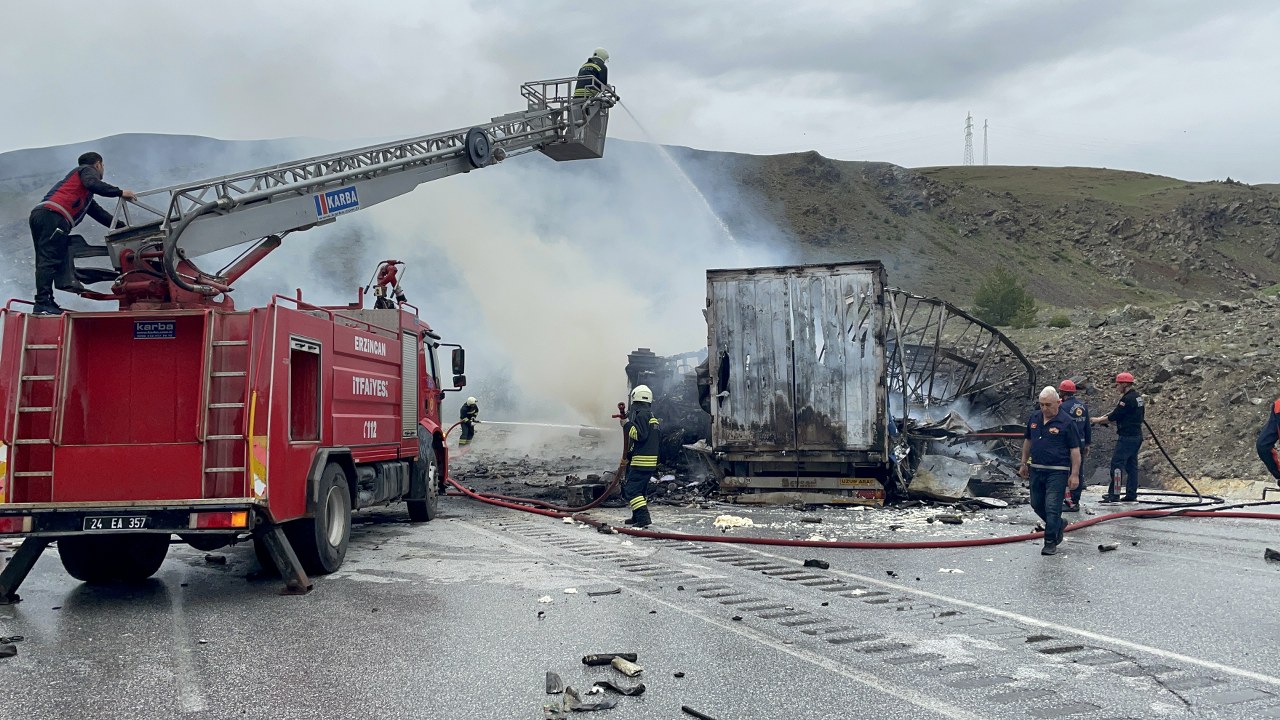 Erzincan'da iki tırın çarpışması sonucu çıkan yangında sürücüler öldü (2)_1280x720