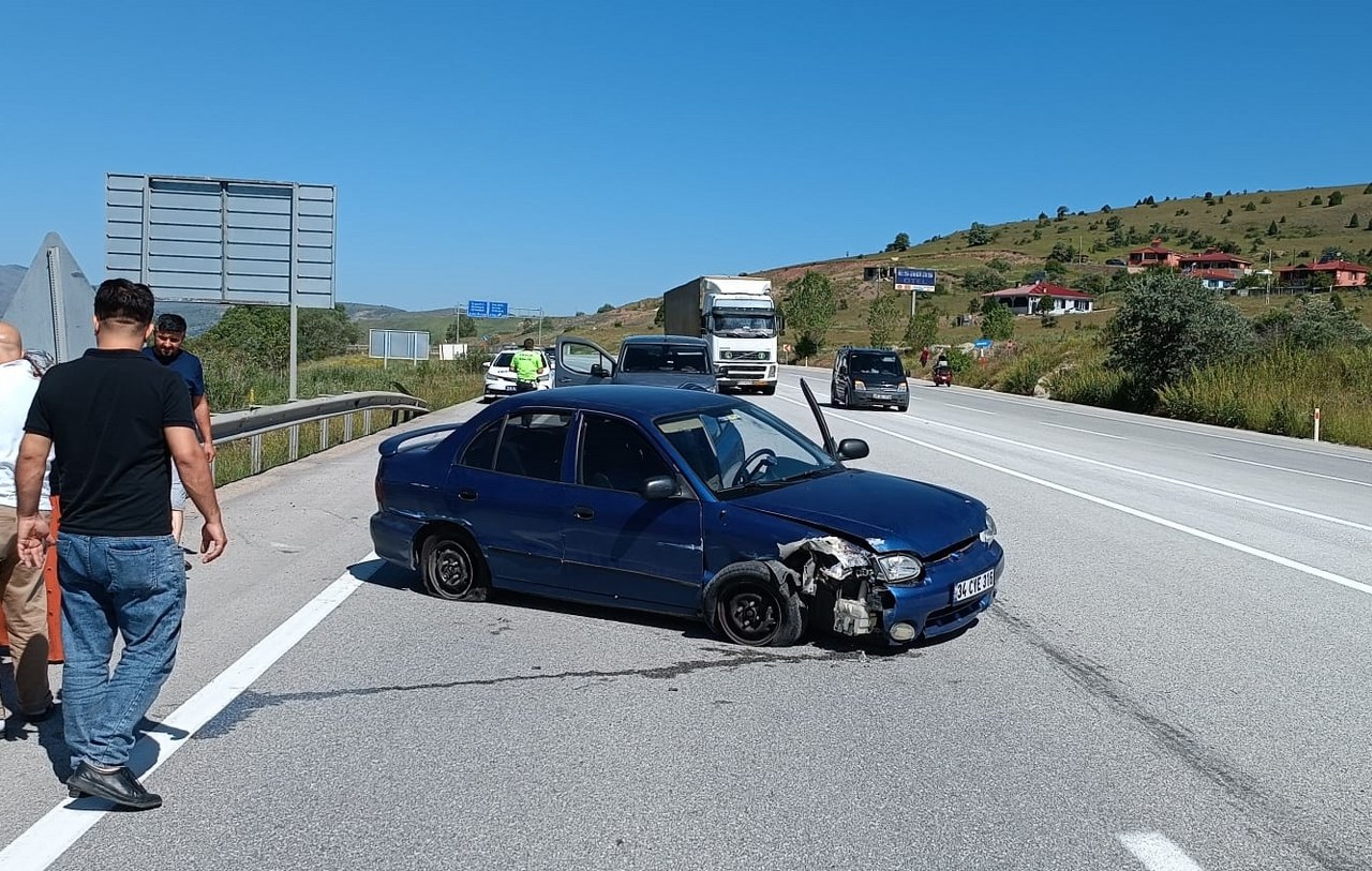 Erzincan'da meydana gelen 3 trafik kazasında 10 kişi yaralandı (1)_1280x813