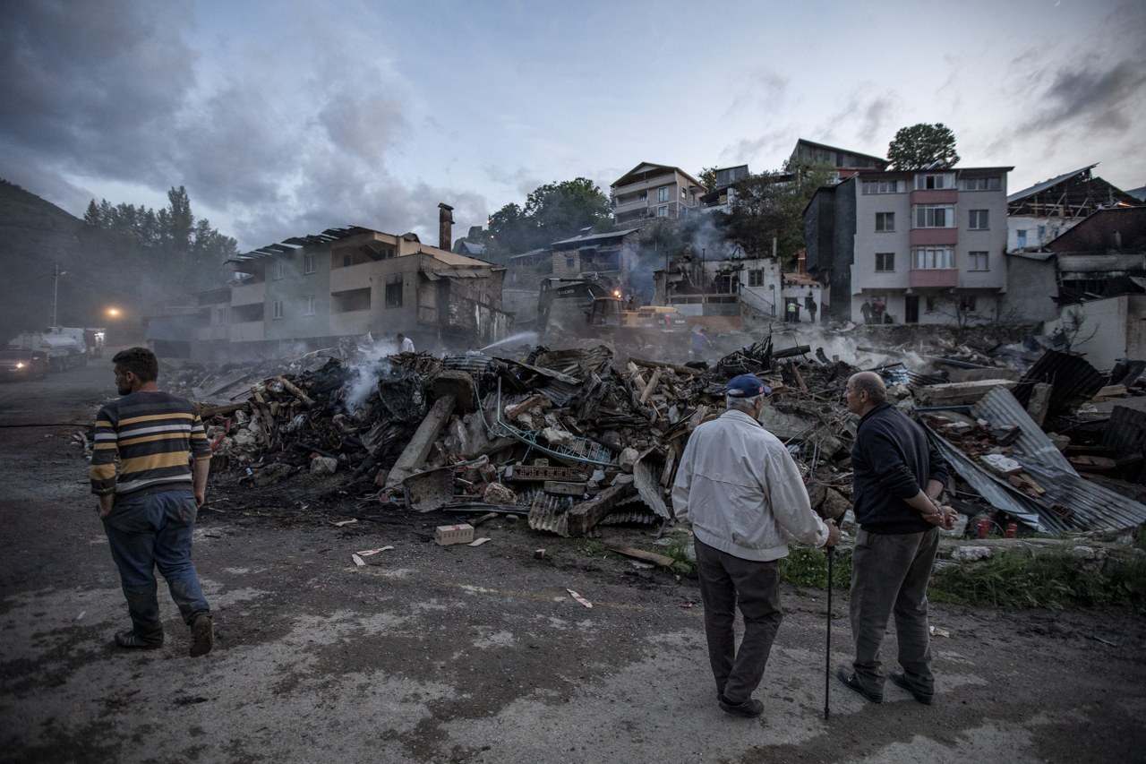 Erzurum'da çıkan yangında 12 ev küle döndü (2)_1280x853