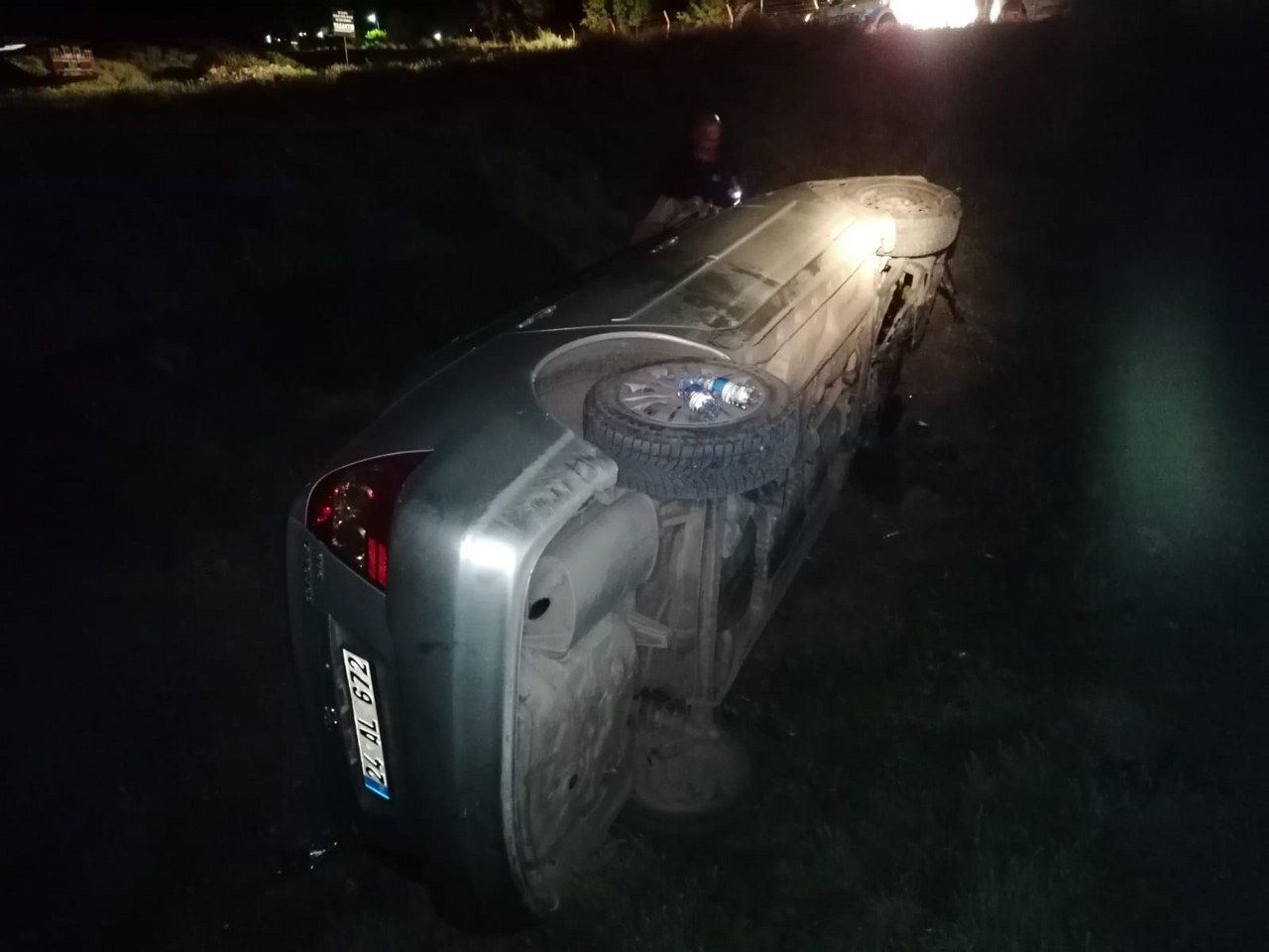 Şarampole devrilen araçtaki iki kişi yaralandı (2)_1280x960
