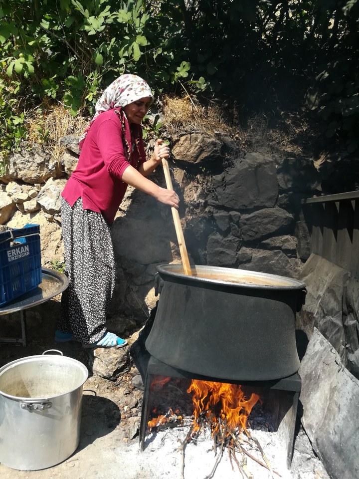 Zorlu pestil yapımında kadın dayanışması (3)_720x960