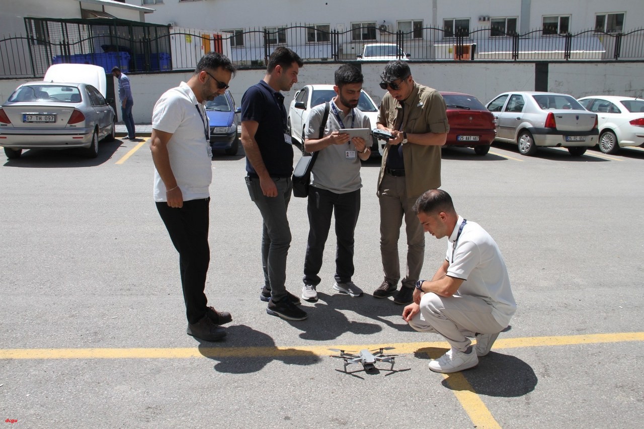 Ağrı, Ardahan, Bayburt, Erzincan, Erzurum, Iğdır ve Kars’ta elektrik tellerinin kontrolü drone ile yapılıyor (2)_1280x853