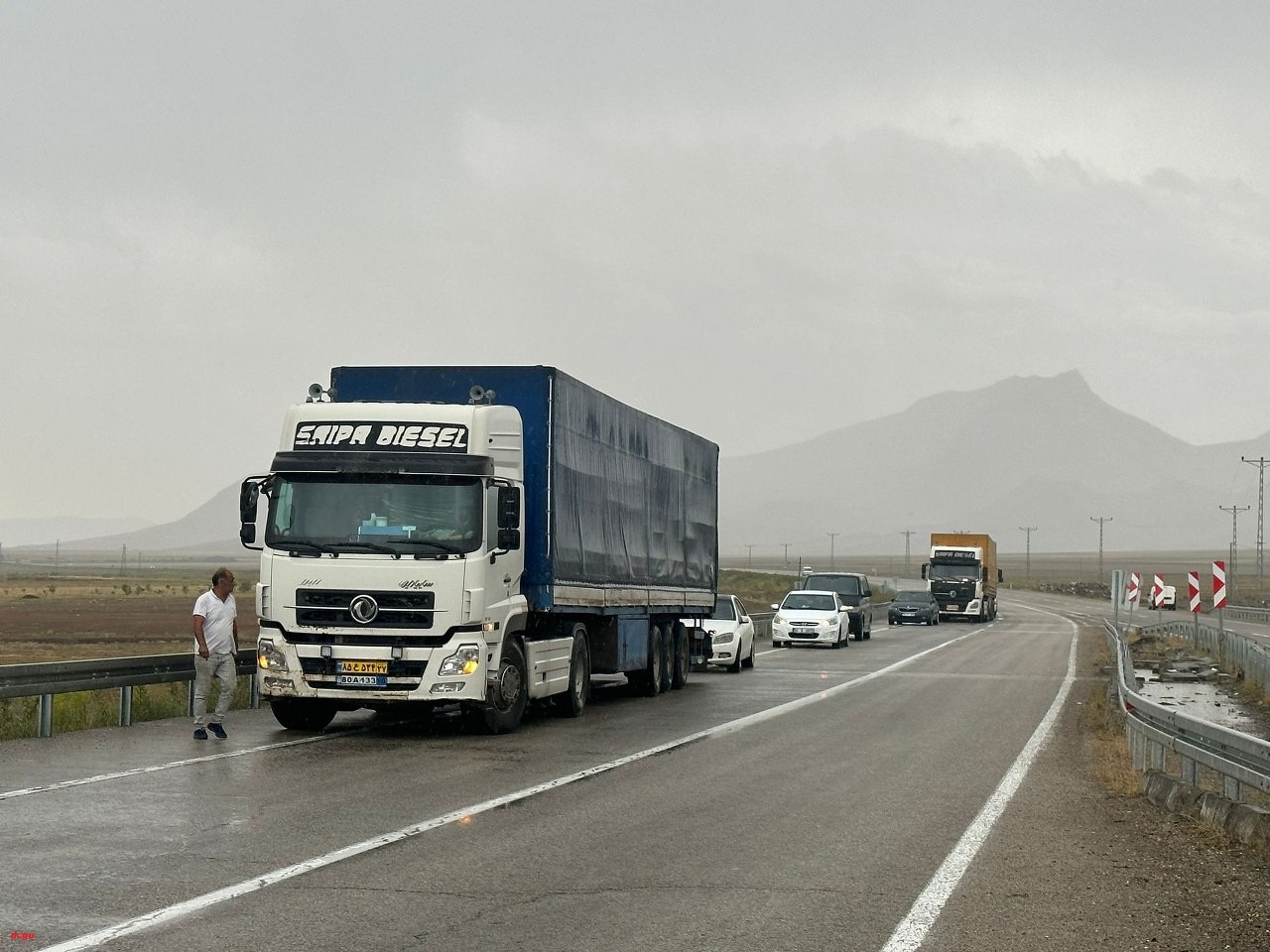 Ağrı'da meydana gelen sel nedeniyle Türkiye-İran kara yolu ulaşıma kapandı (1)_1280x960