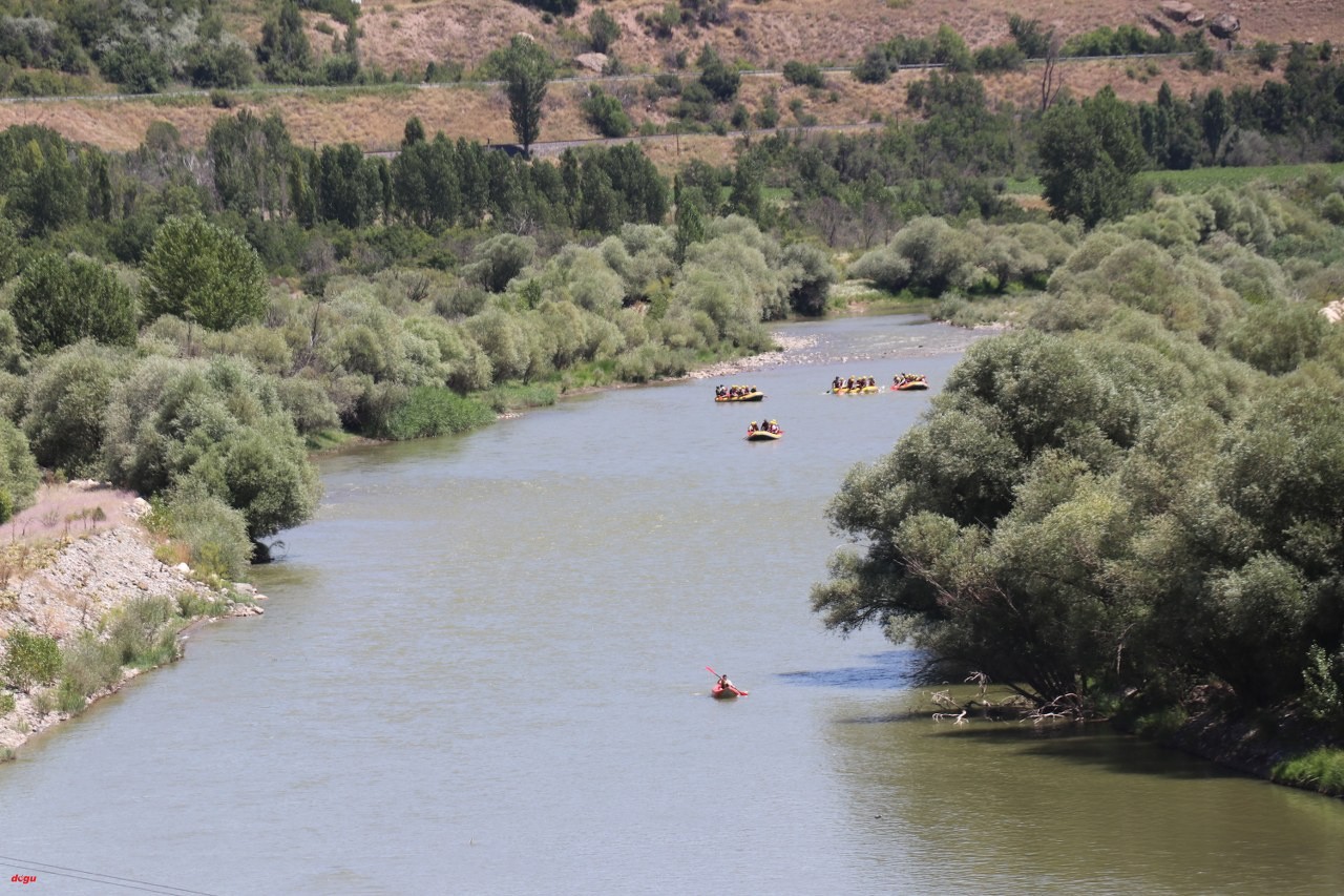 Sıcaktan bunalanlar Karasu Nehri'nde rafting yaparak serinliyor (1)_1280x853