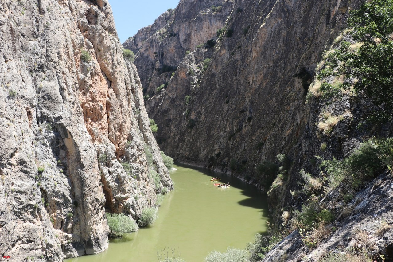 Sıcaktan bunalanlar Karasu Nehri'nde rafting yaparak serinliyor (2)_1280x853