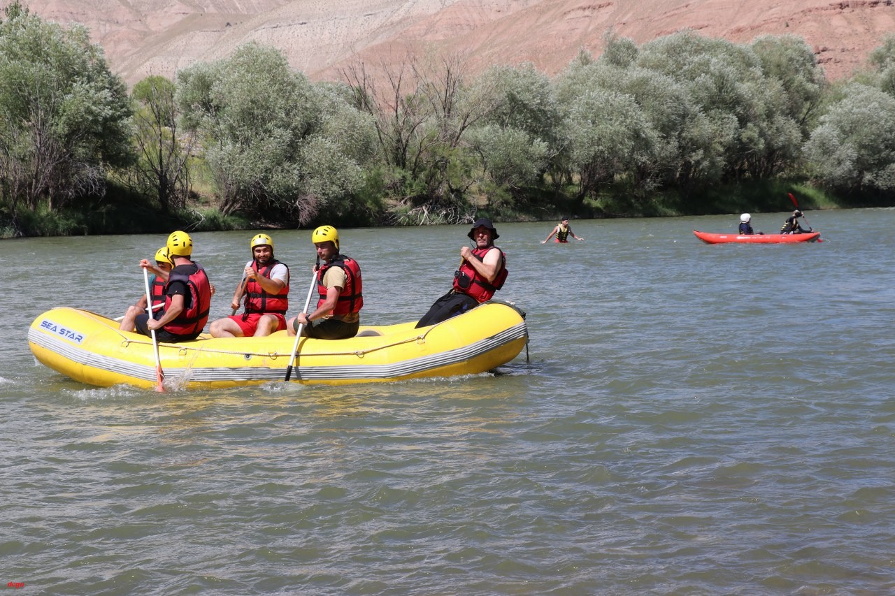 Sıcaktan bunalanlar Karasu Nehri'nde rafting yaparak serinliyor (5)_1280x853