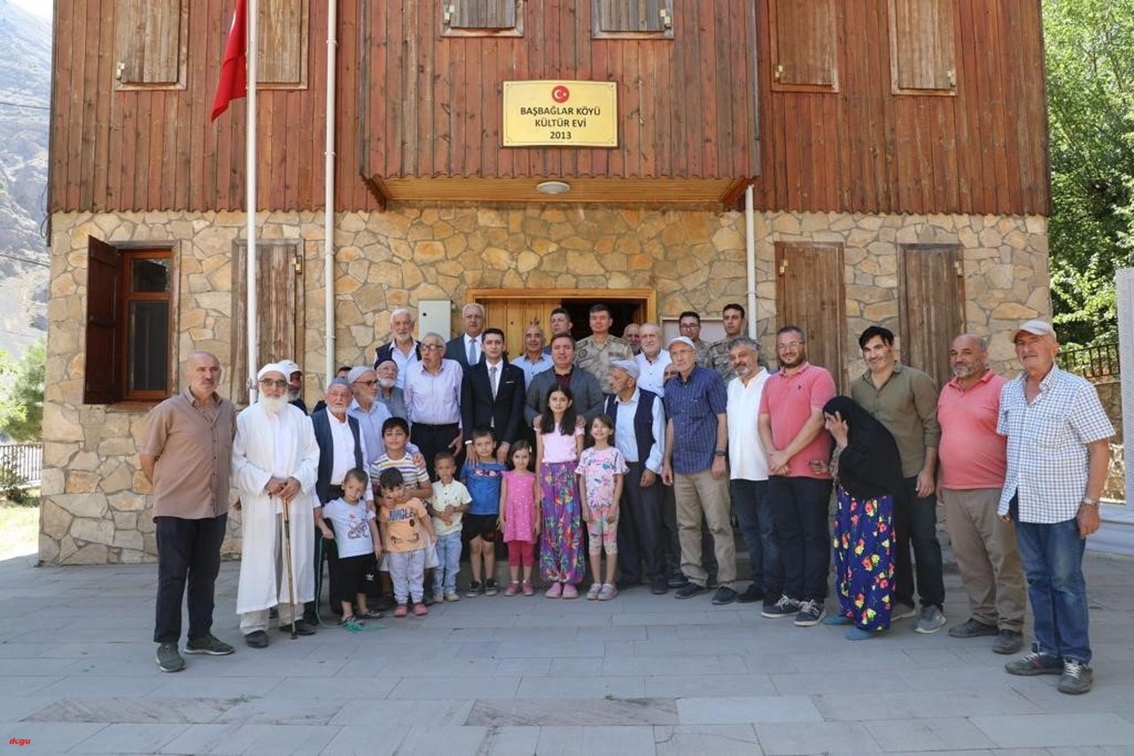 Vali  Aydoğdu Başbağlar Şehitlerini ziyaret edep dua okudu (2)_1280x854