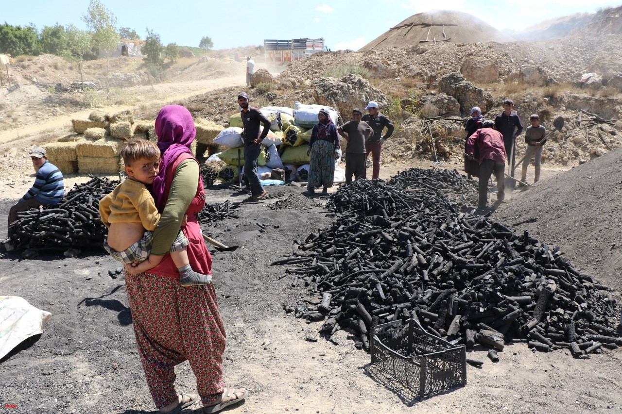 Yüzlerinde kömür karasıyla mevsimlik işçiler (2)_1280x853