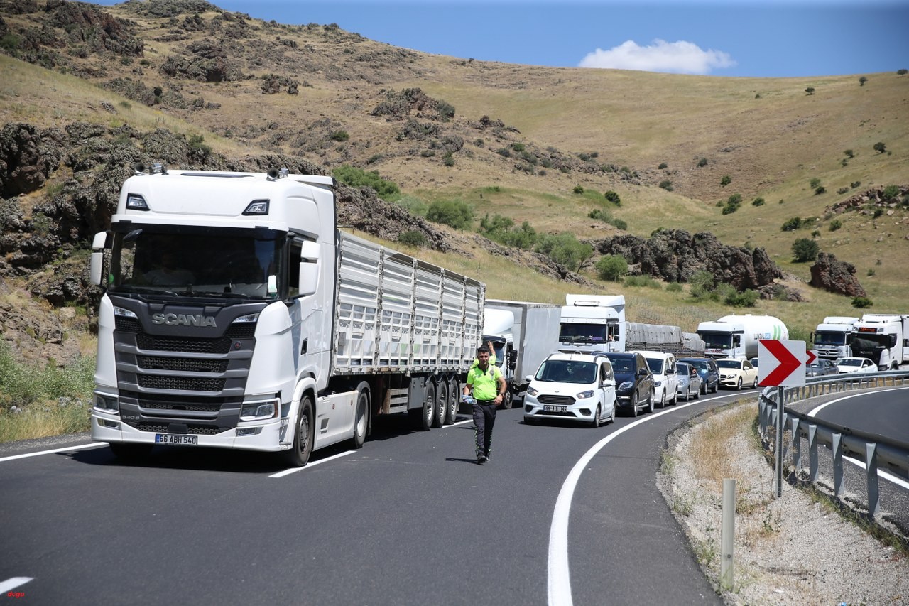 Zift yüklü tanker devrildi, sürücüsü yaralandı, yol trafiğe kapandı (2)_1280x853