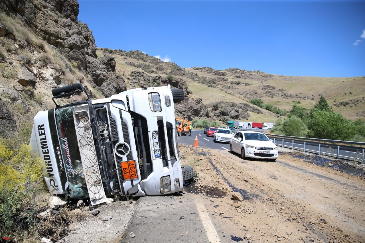 Zift yüklü tanker devrildi, sürücüsü yaralandı, yol trafiğe kapandı (3)_1280x853