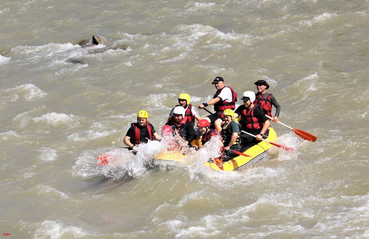 Erzincan Valisi Aydoğdu, Karasu Nehri'nde rafting yaptı (1)_1280x829