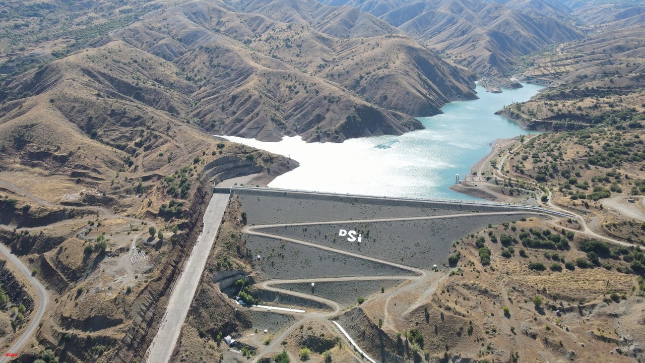 Erzincan'da çiftçilerin modern sistemlerle yaptığı sulama sayesinde su sıkıntısı yaşanmadı (4)_1280x720