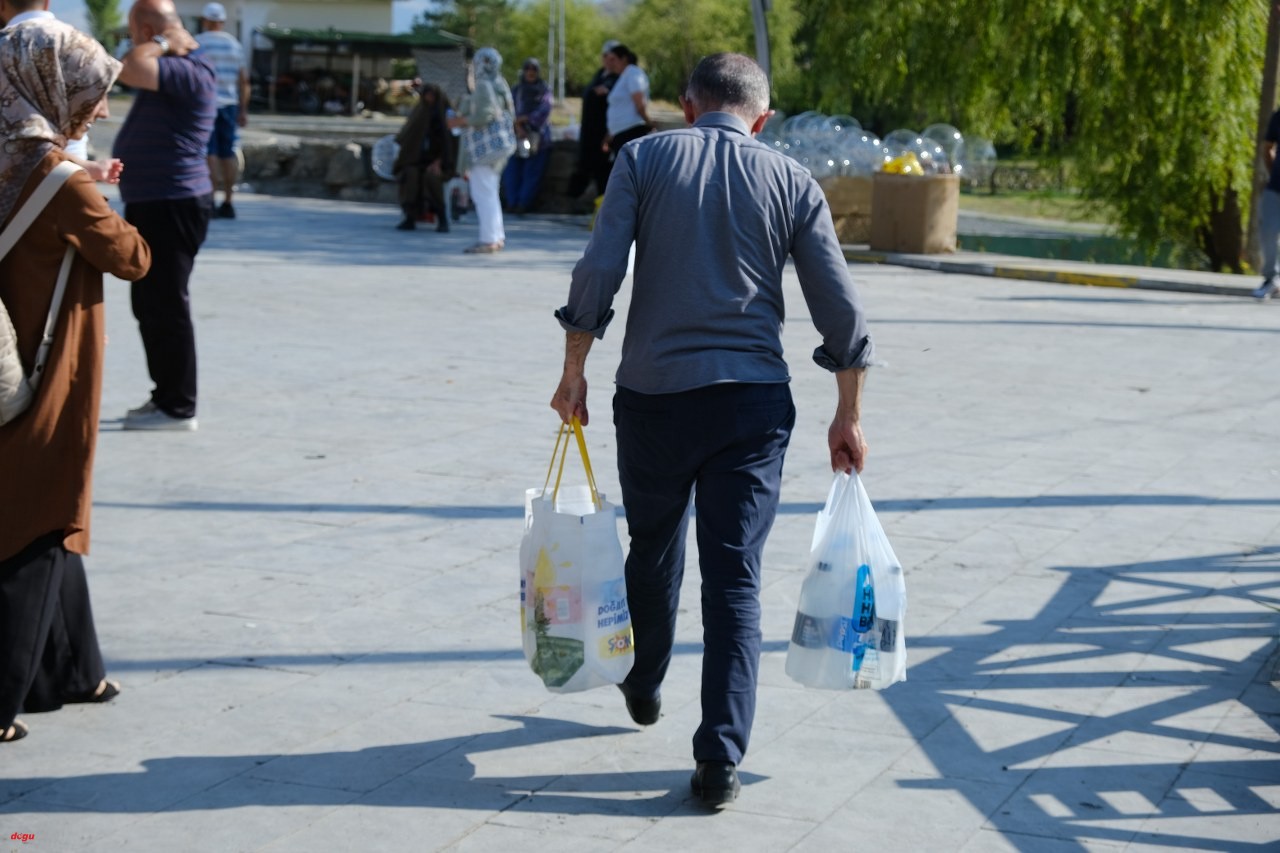 Erzincan'da hava sıcaklıkları hala yüksek olunca Ekşisuya ilgi arttı (2)_1280x853