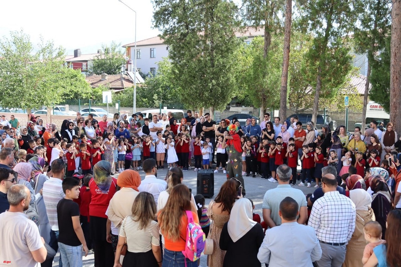 Erzincan'da okula yeni başlayanlara palyaço sürprizi (1)_1280x853